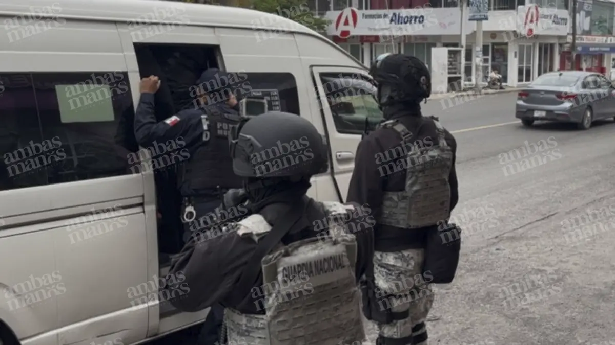 Encuentran navajas y droga durante operativos en el transporte público en Puebla