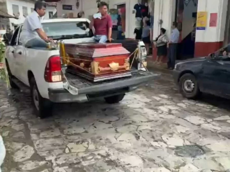 Claman justicia durante el último adiós al periodista Salomón Ordóñez en Cuetzalan