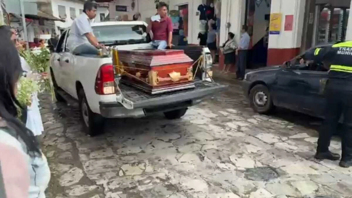 Claman justicia durante el último adiós al periodista Salomón Ordóñez en Cuetzalan