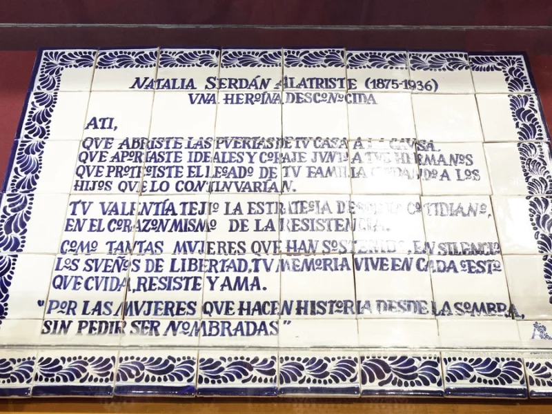Develan placa de talavera en honor a Natalia Serdán en el Museo de la Revolución  