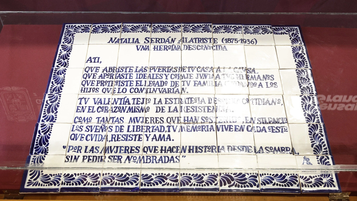Develan placa de talavera en honor a Natalia Serdán en el Museo de la Revolución  