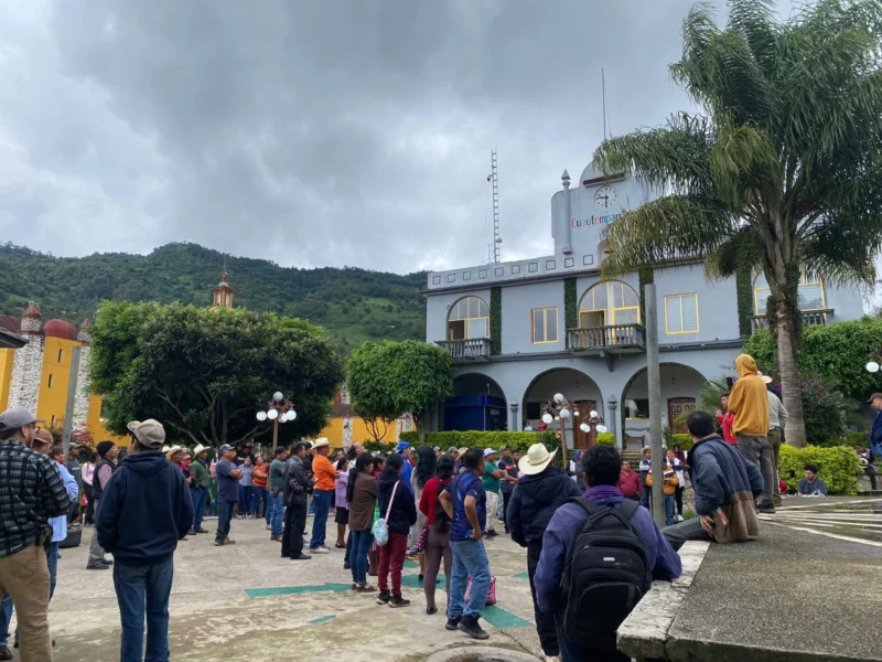 Impiden nuevamente la instalación del Concejo Municipal en Cuautempan e instalan un plantón