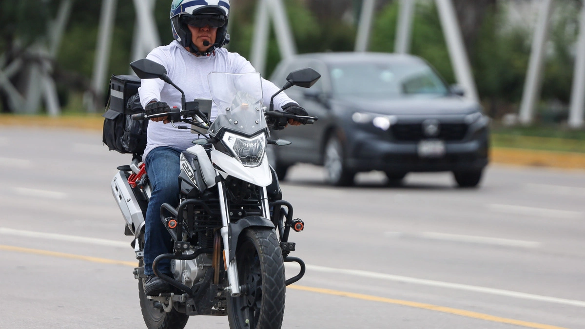 Finanzas descarta reemplacamiento de motocicletas en Puebla; solo se renovarán tarjetas de circulación  