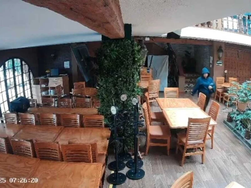 VIDEO: Capitana del restaurante Mil Aromas se roba fondo de caja y las propinas