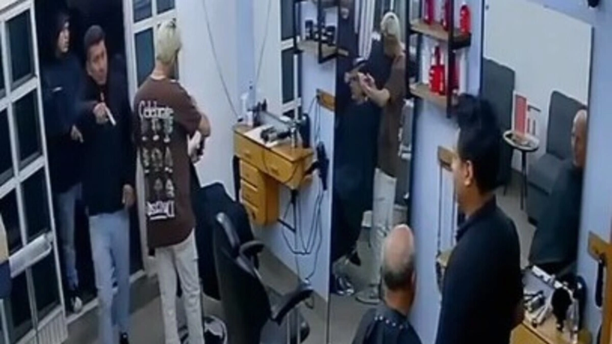 VIDEO: Asaltan barbería en Momoxpan y se roban camioneta de la dueña de Trozmer