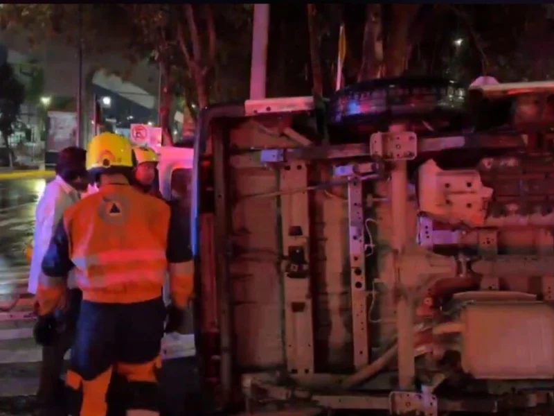 Volcadura de la ruta T en la Calzada Zaragoza deja 11 pasajeros lesionados