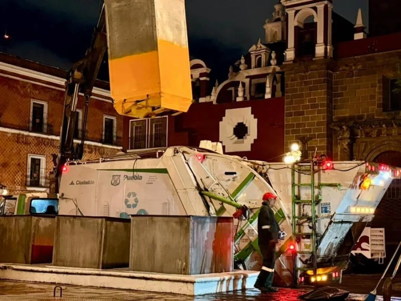 FOTOS: Limpian los contenedores soterrados del Zócalo de Puebla  