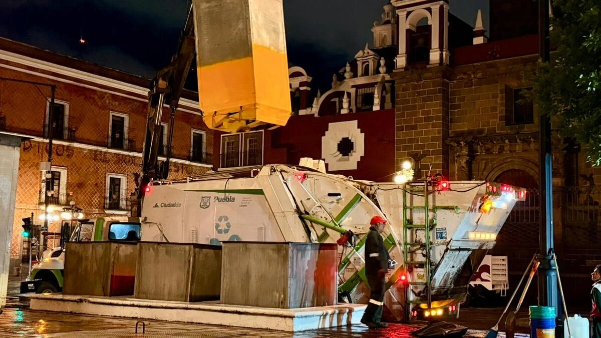 FOTOS: Limpian los contenedores soterrados del Zócalo de Puebla  
