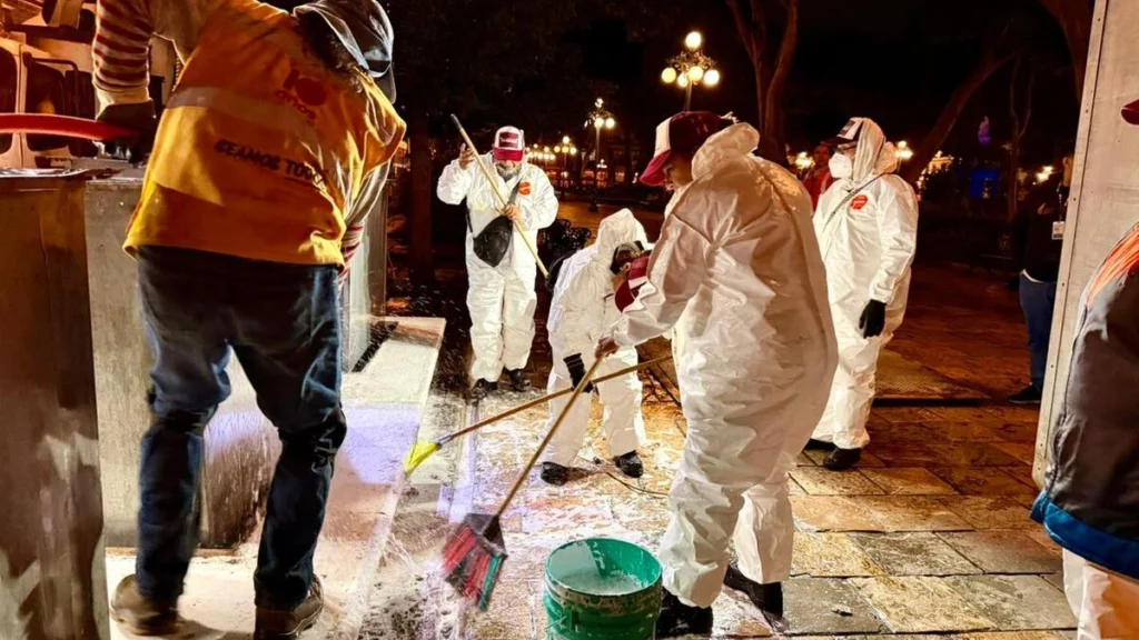 Fue durante el domingo en la noche que limpiaron los contenedores soterrados del Zócalo de Puebla.  