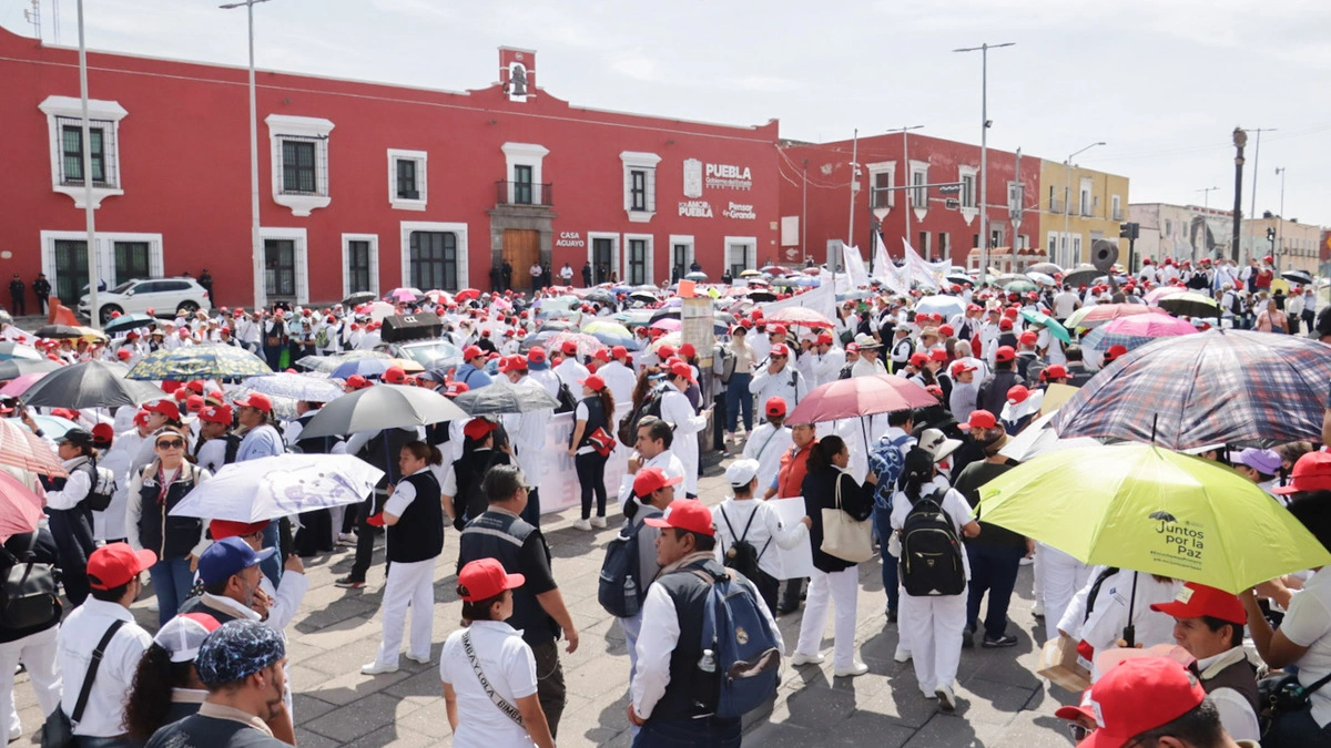 “IMSS-Bienestar, fracaso nacional”, así se manifestaron trabajadores del sector salud en Puebla  