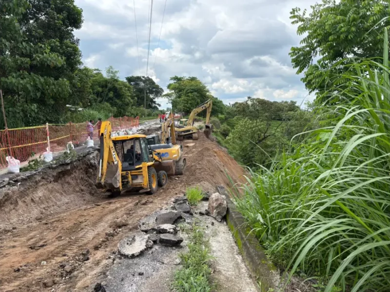 Con maquinaria Gobierno de Puebla trabaja en el camino Hueytamalco – San José Acateno
