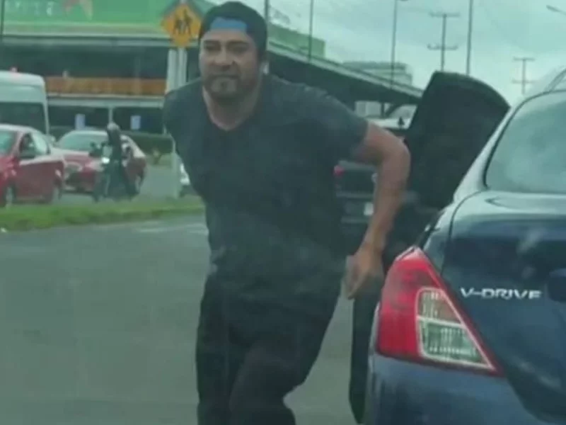 Conductor enojado clava un cuchillo en una camioneta en Bosques de San Sebastián