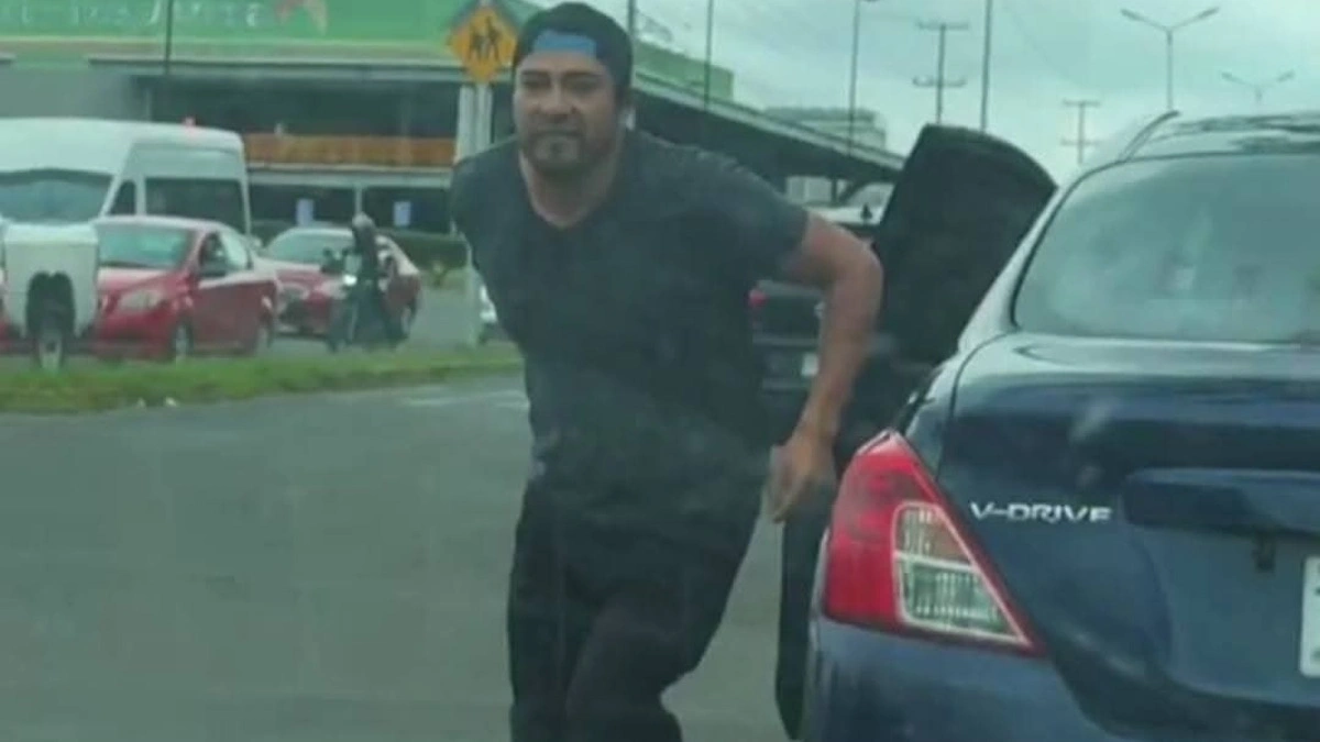 Conductor enojado clava un cuchillo en una camioneta en Bosques de San Sebastián