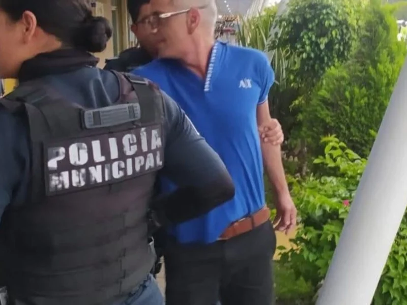 Exhiben a venezolano que despoja a abuelitos de sus tarjetas bancarias en Puebla
