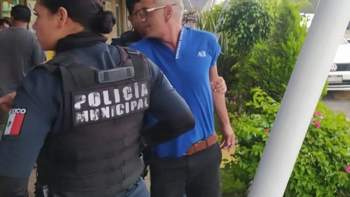 Exhiben a venezolano que despoja a abuelitos de sus tarjetas bancarias en Puebla
