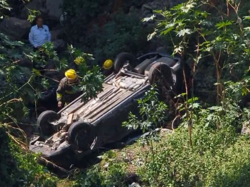 Conductor muere al volcar su automóvil en la Vía Atlixcáyotl