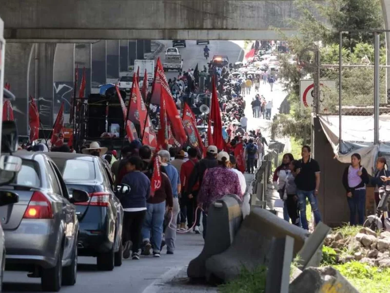 Desquician tráfico integrantes de la 28 de Octubre por manifestación en defensa del agua  