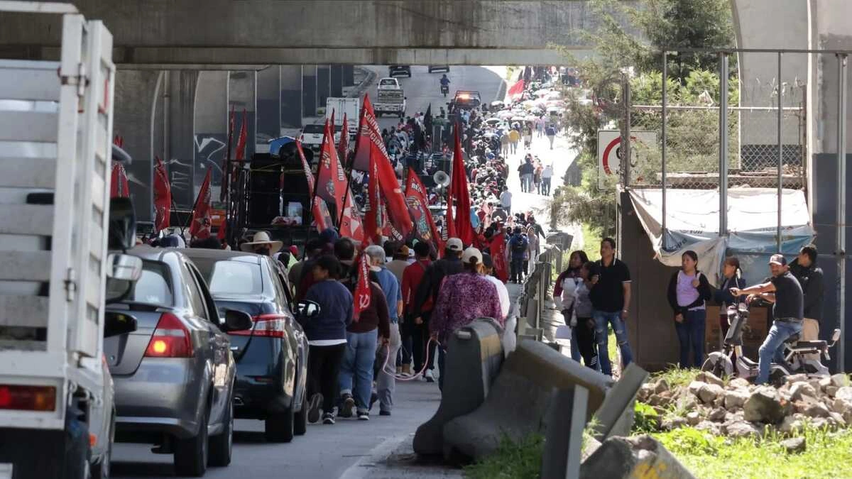 Desquician tráfico integrantes de la 28 de Octubre por manifestación en defensa del agua  