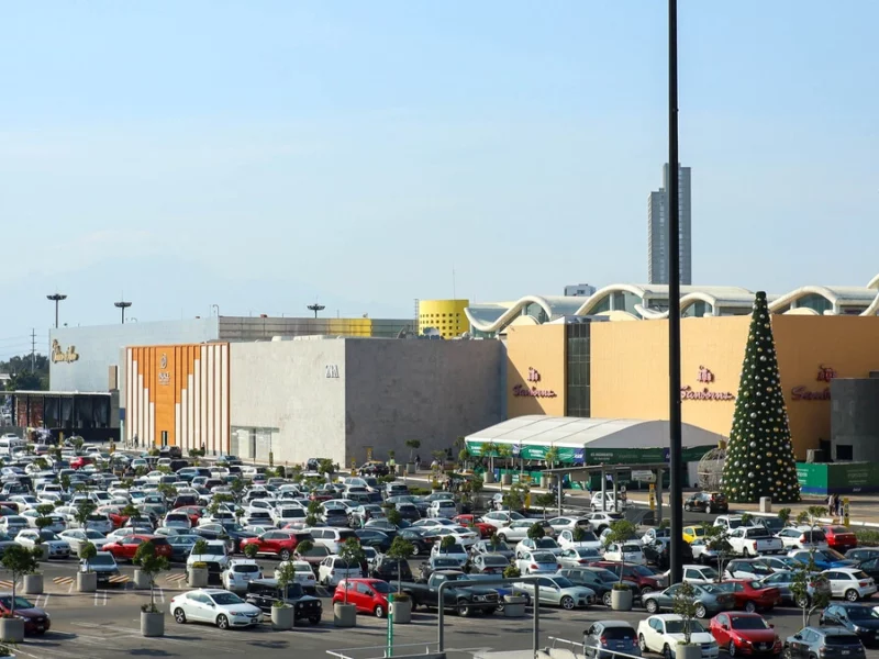 ¡Cuidado! Lavacoches del estacionamiento de Angelópolis extorsionan a una mujer