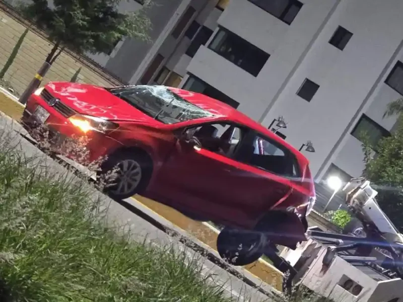 Vehículo involucrado en una volcadura ocurrida durante arrancones en la Vía Atlixcáyotl.