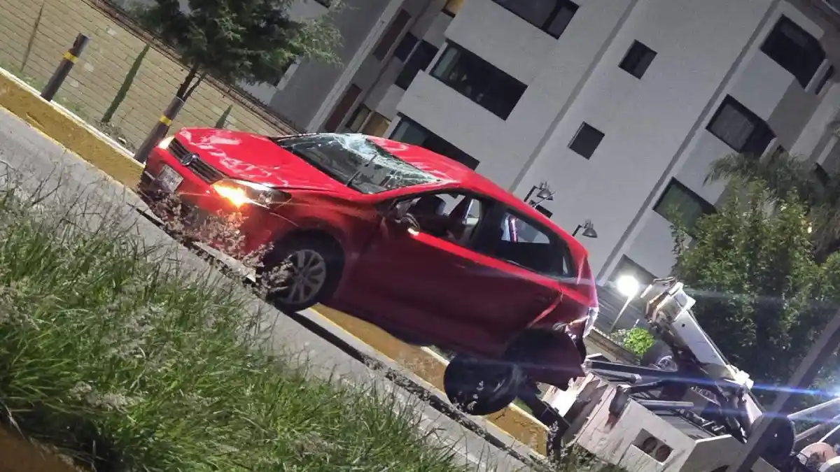 Vehículo involucrado en una volcadura ocurrida durante arrancones en la Vía Atlixcáyotl.