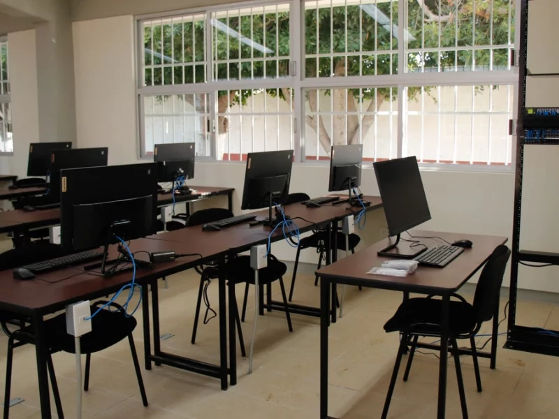 Lanza BUAP licitación para adquirir mil computadoras y 8 mil sillas  