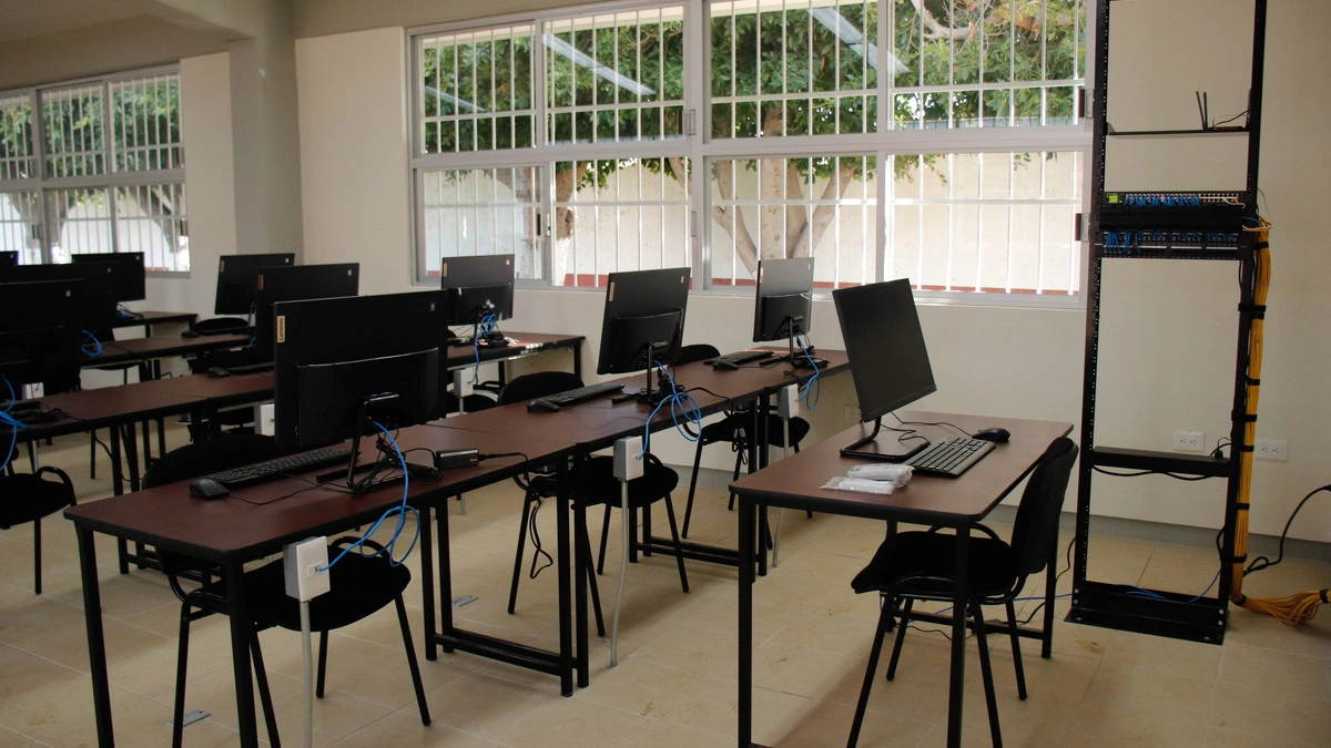 Lanza BUAP licitación para adquirir mil computadoras y 8 mil sillas  