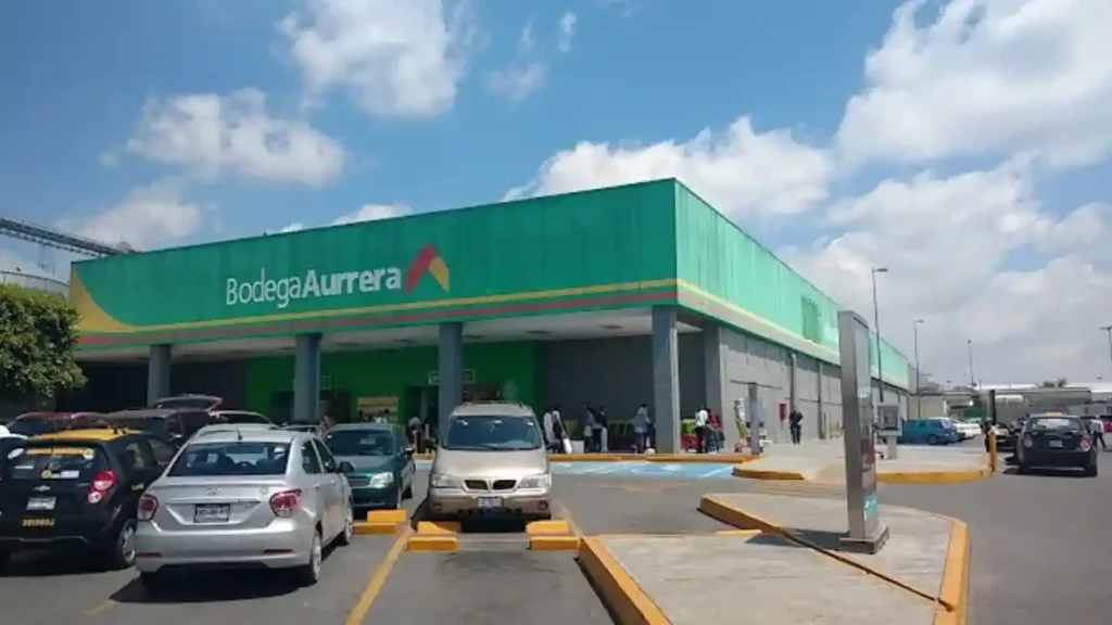 Estacionamiento de la tienda Bodega Aurrera de la CAPU.