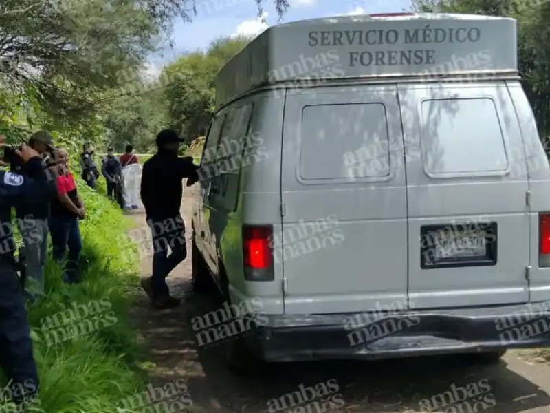 Pobladores encuentran un cuerpo embolsado en un canal de Atoyatempan.