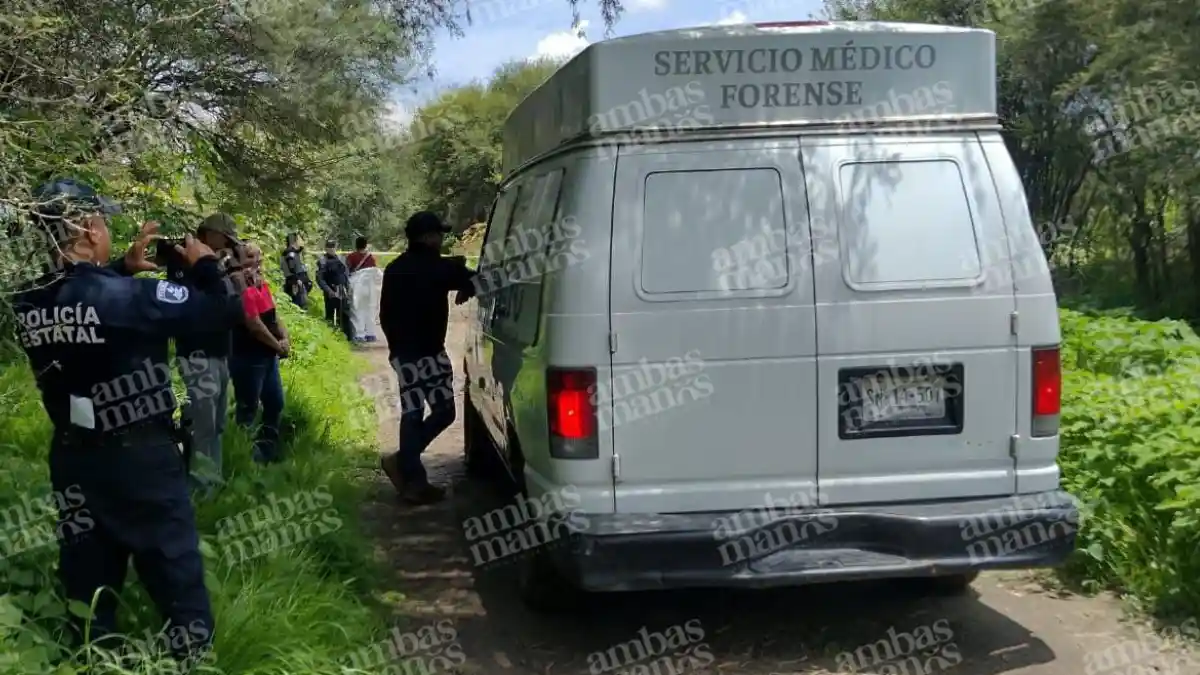 Pobladores encuentran un cuerpo embolsado en un canal de Atoyatempan.
