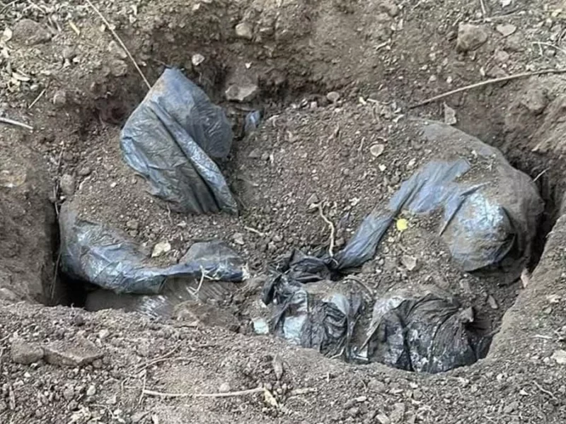 Hallan fosa clandestina con cuerpos embolsados en Los Reyes de Juárez