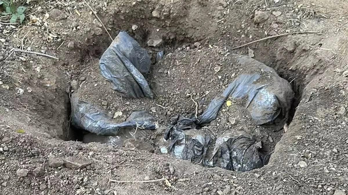 Hallan fosa clandestina con cuerpos embolsados en Los Reyes de Juárez