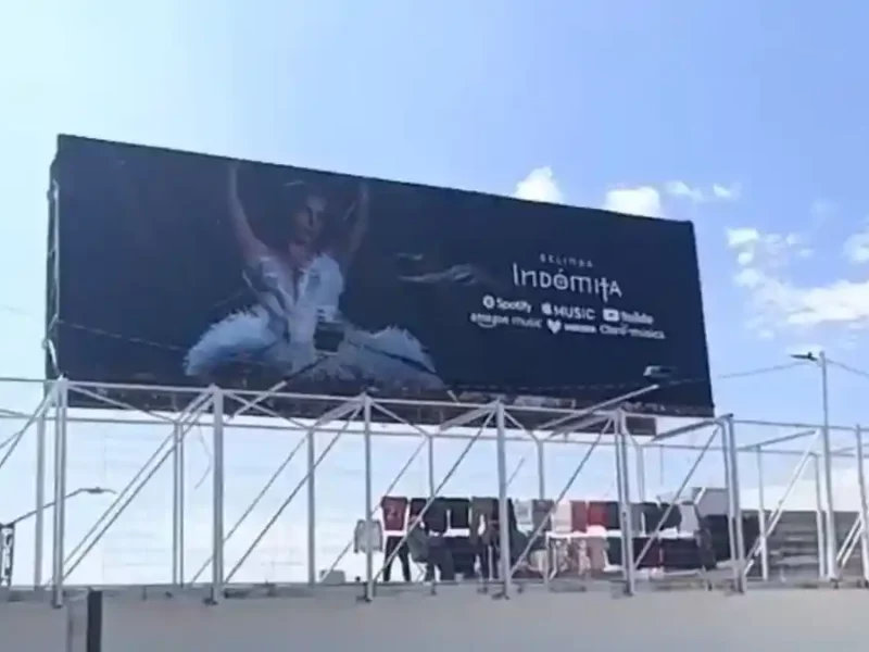 Espectaculares del nuevo álbum de Belinda colocados en la ciudad de Puebla.