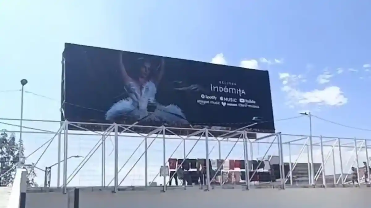 Espectaculares del nuevo álbum de Belinda colocados en la ciudad de Puebla.