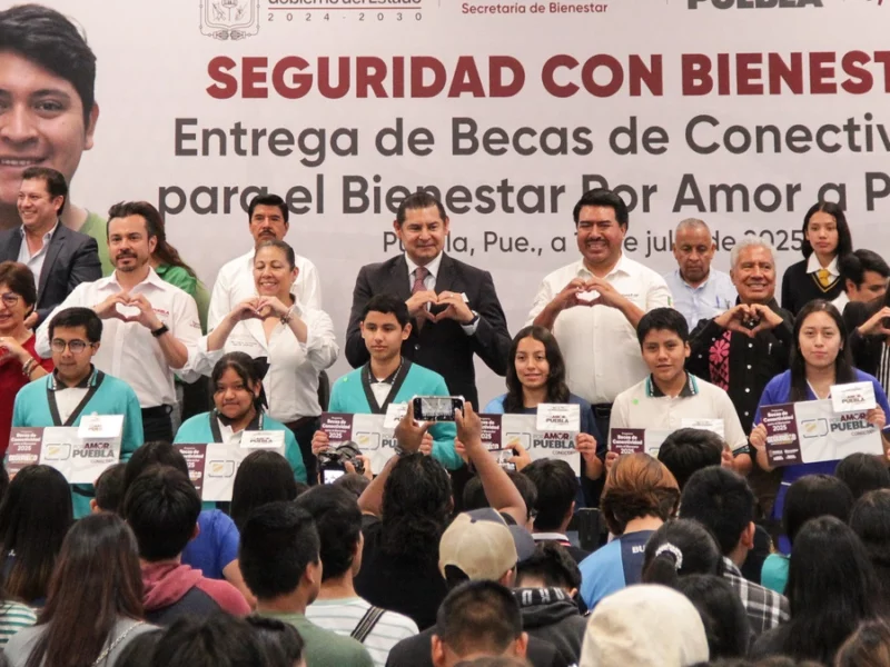 Gobierno de Puebla entrega chips con internet a estudiantes del programa Becas de Conectividad  