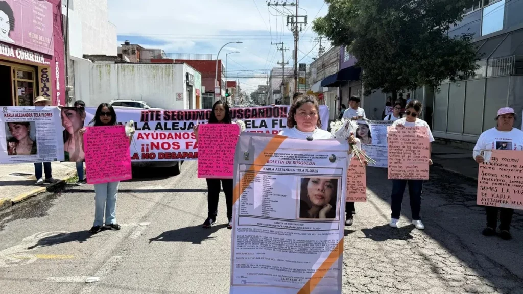 La familia de Karla Alejandra Tela Flores acusa a la FGE de Puebla de ser omisa ante el caso de desaparición de la joven de 26 años.