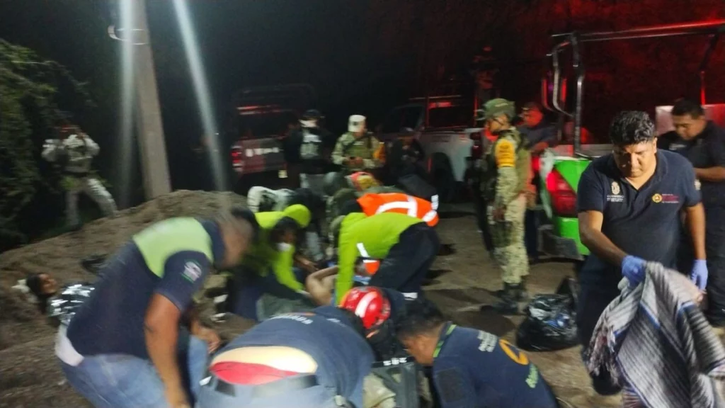 Un autobús de la empresa Línea Oro volcó y cayó a un río sobre la carretera Tlapa-Puebla, a la altura de Guerrero. 