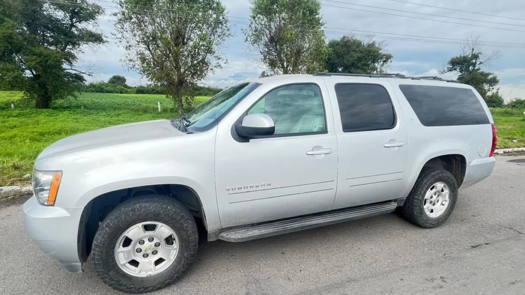 Les aseguraron cartuchos útiles, entre ellos para armas AK-47, envoltorios con posible marihuana y cristal, así como una camioneta con placas de Baja California.