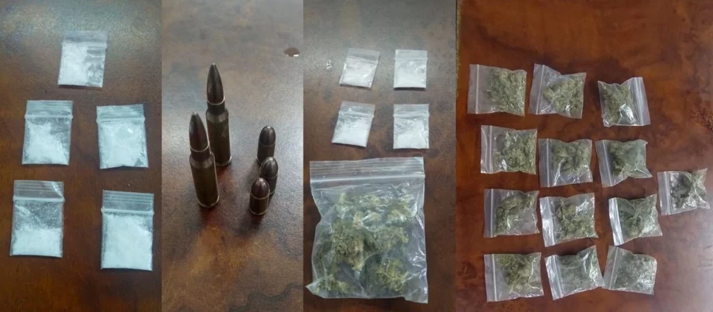 Les aseguraron cartuchos útiles, entre ellos para armas AK-47, envoltorios con posible marihuana y cristal.