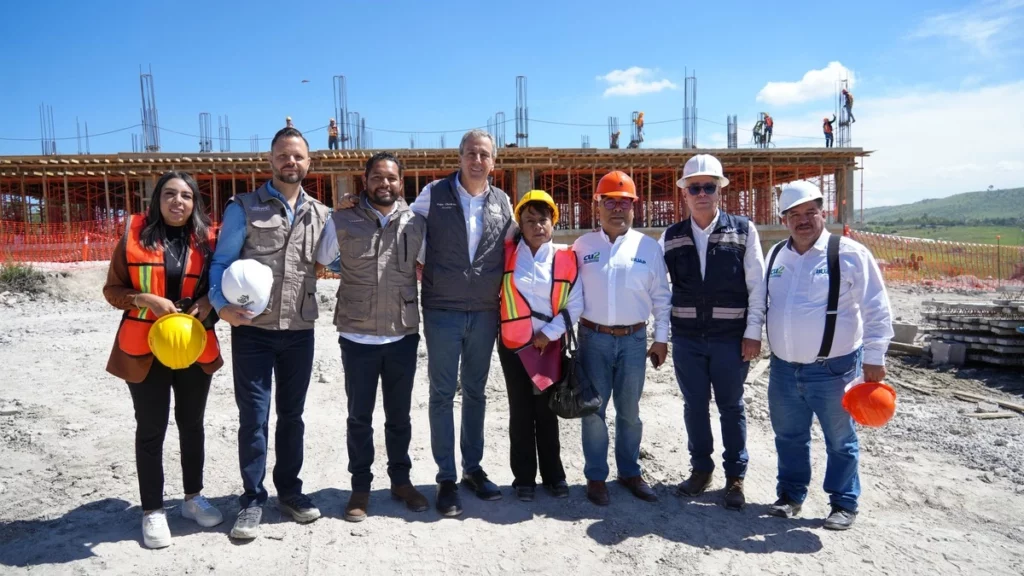 Este viernes, Pepe Chedraui acudió a San Pedro Zacachimalpa para supervisar el avance de las obras del Bachillerato Tecnológico de la BUAP.