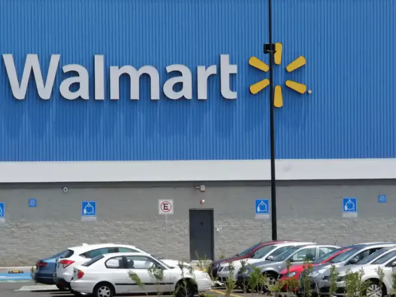 Ladrón usa a su bebé para robar cartera a extranjera en Walmart Sonata.