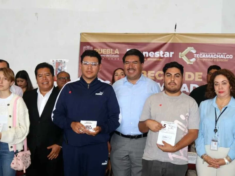 Jóvenes de Tecamachalco reciben Becas de Conectividad para el Bienestar: Javier Aquino