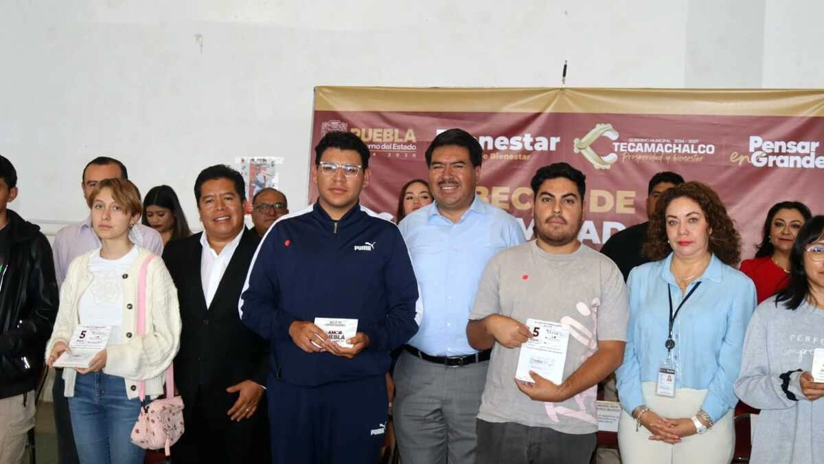Jóvenes de Tecamachalco reciben Becas de Conectividad para el Bienestar: Javier Aquino