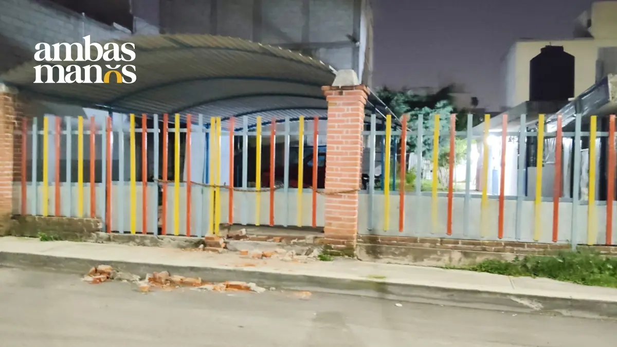 Maestra intenta despojar a catequista de Totimehuacan y tira capilla