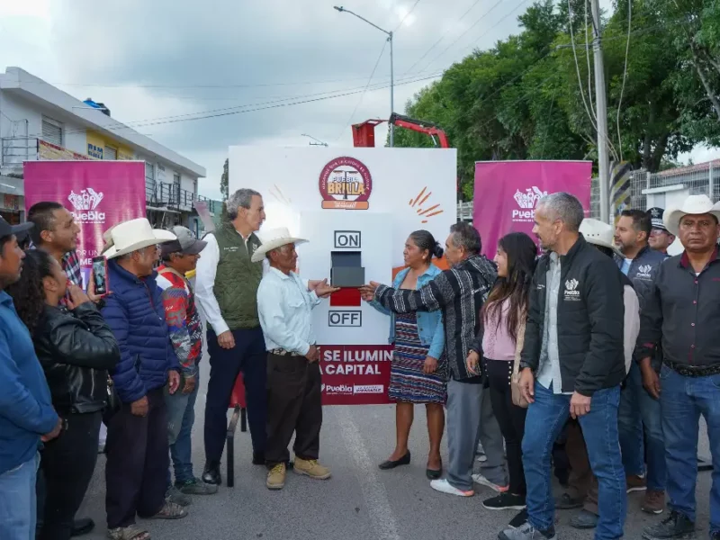 Gobierno de la Ciudad renovó el alumbrado en seis juntas auxiliares con Puebla Brilla; ahora avanzó San Andrés Azumiatla