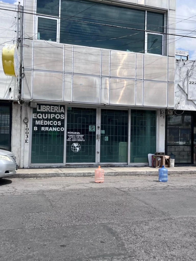 Los ambulantes y los negocios formales se han apropiado de la zona del Hospital de San Alejandro.