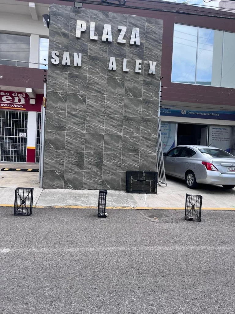 Hay decenas de cubetas, botes, tubos y más esparcidos para apartar los lugares.