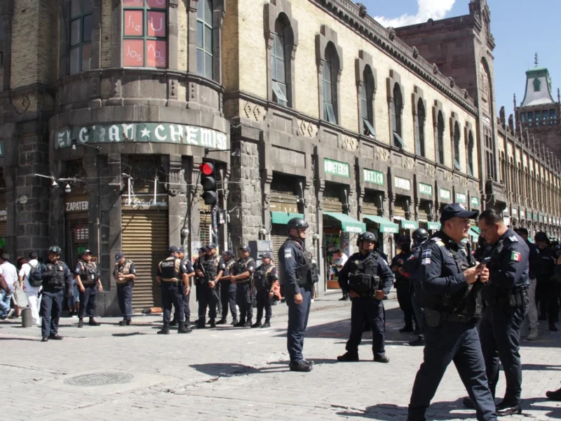 Policías y ambulantes se enfrentan en el Centro Histórico de Puebla