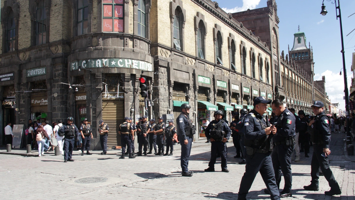 Policías y ambulantes se enfrentan en el Centro Histórico de Puebla