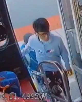 Los ladrones bajaron del camión como si nada y se perdieron entre las calles cargados de mochilas y bolsas de mano.